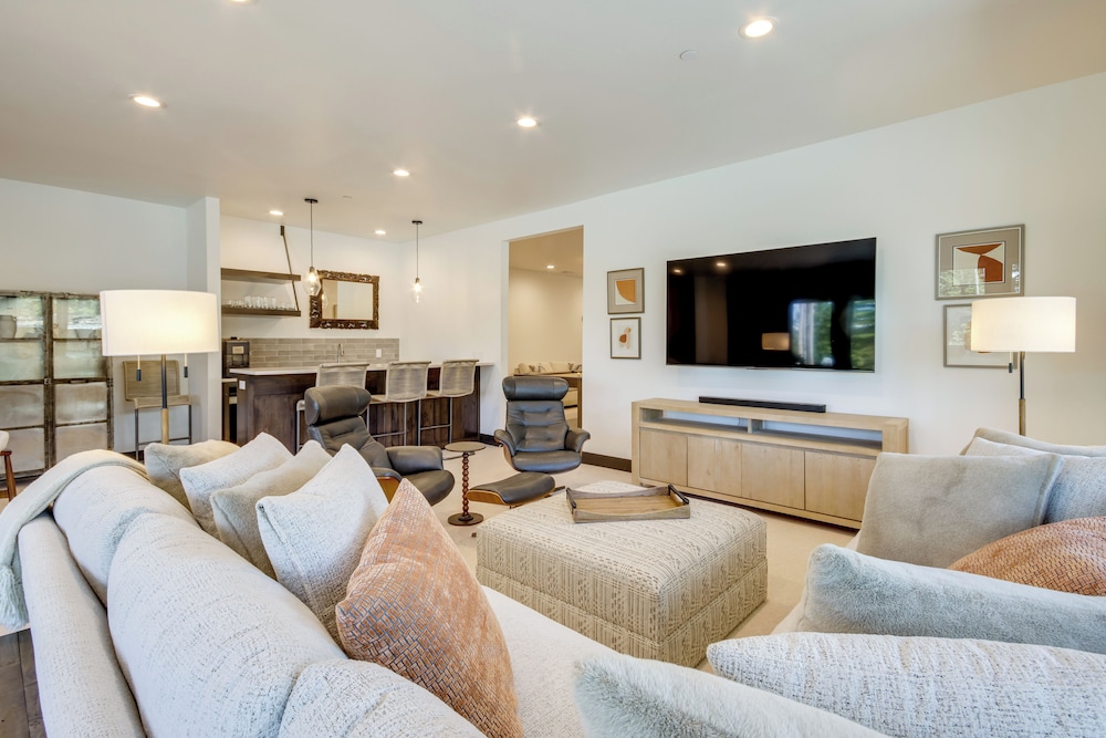 2 Mi to Big Sky Resort: Luxe Mtn-view Retreat!