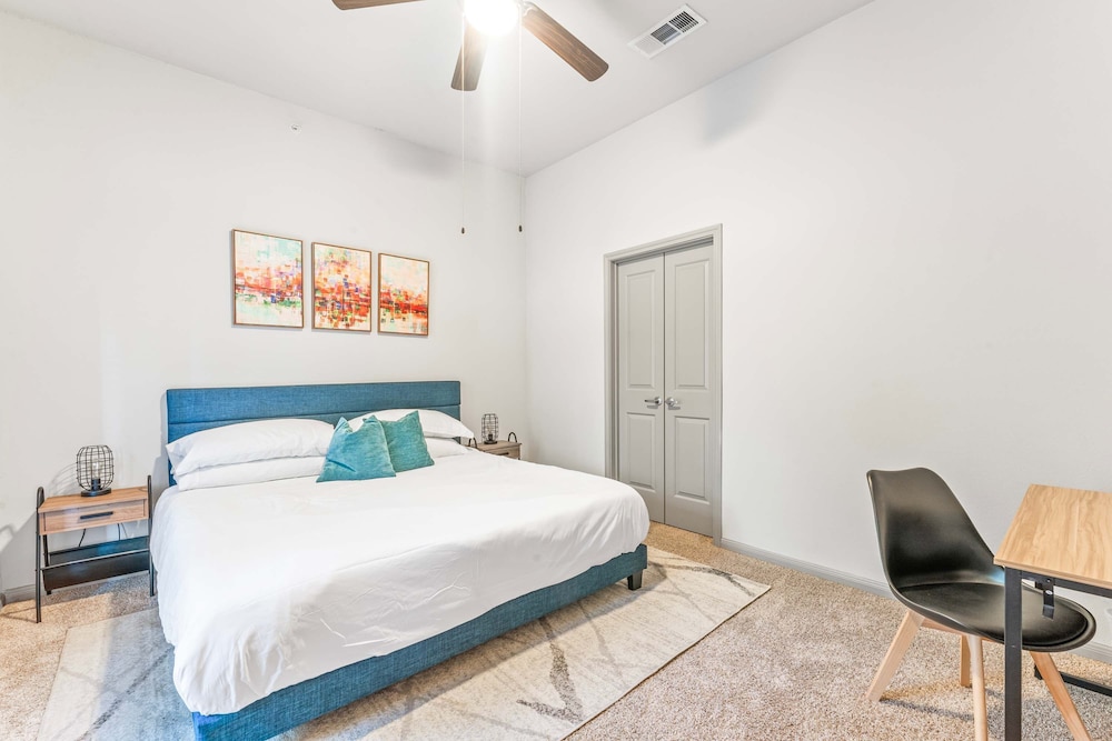 Homey 2BR Suite Close to Downtown w Fast Wifi