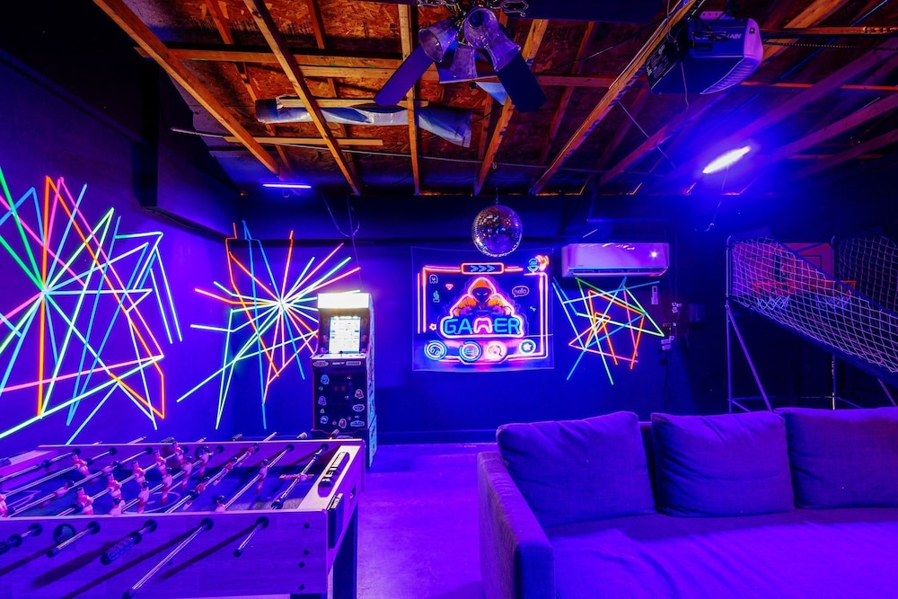 4BR-Retro Game Room-Theater-Pool & Spa