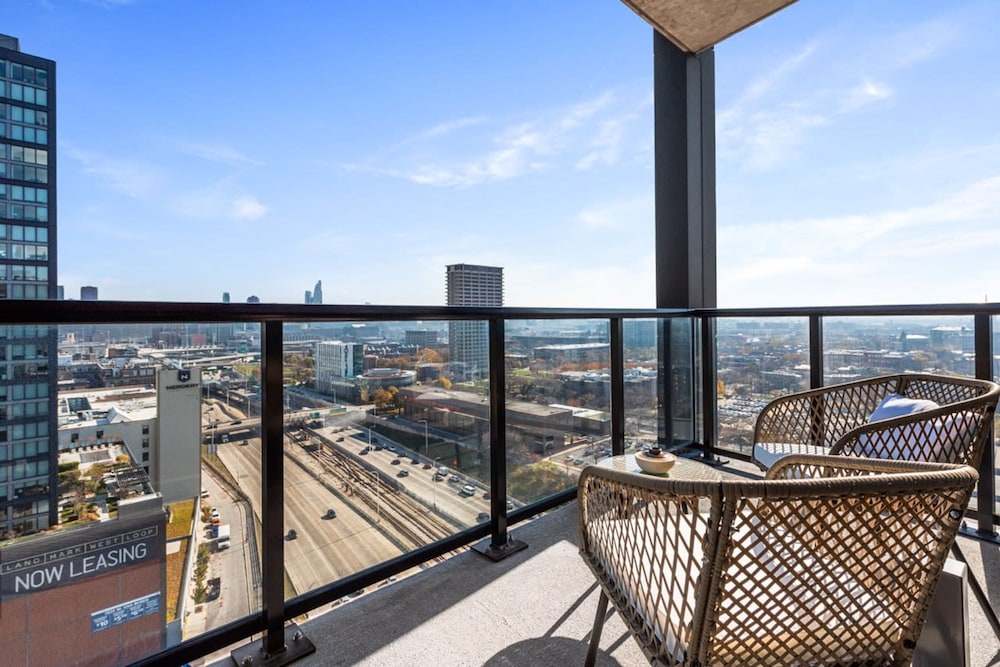 West Loop Getaway Balcony Dining Steps Quiet