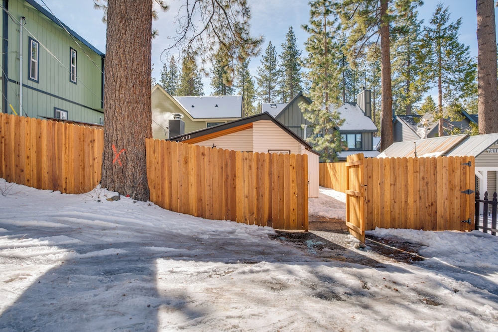 Walk to Beach: Dog-friendly Cabin in Glenbrook!