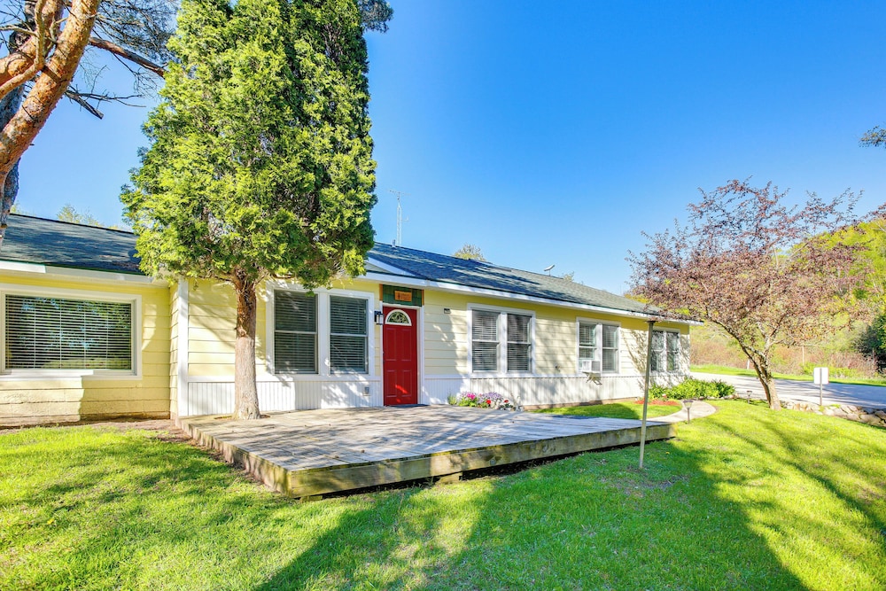 Relax Fireside! Frankfort Apt Near Dtwn & Beaches