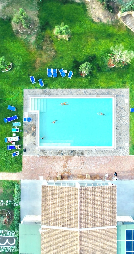 Hotel with swimming pool near Stintino