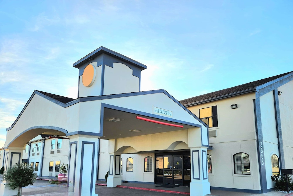 Days Inn by Wyndham Rosenberg - Property Image 5