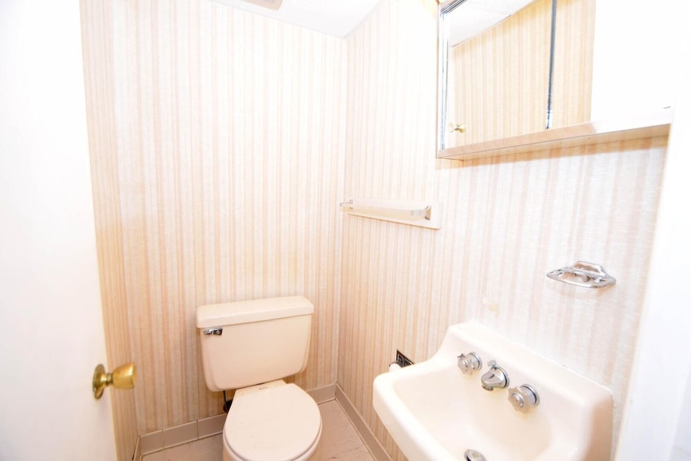 Shore Lea 102 1 Br condo by RedAwning