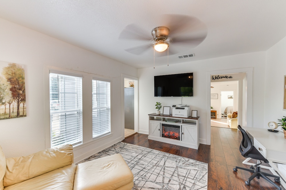 1 Mi to Dtwn Waco! Lovely Home w/ Fire Pit Table