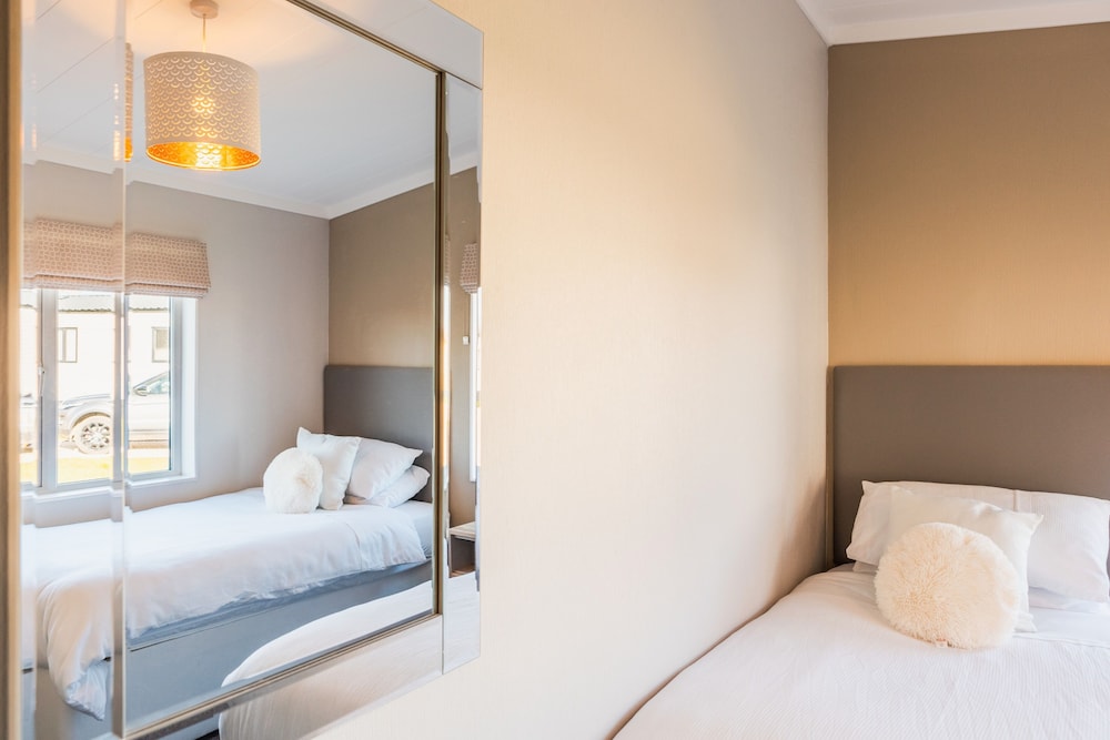 St Helens 2-bed Lodge, Sleeps 4, Pets Ok & Pool view 4