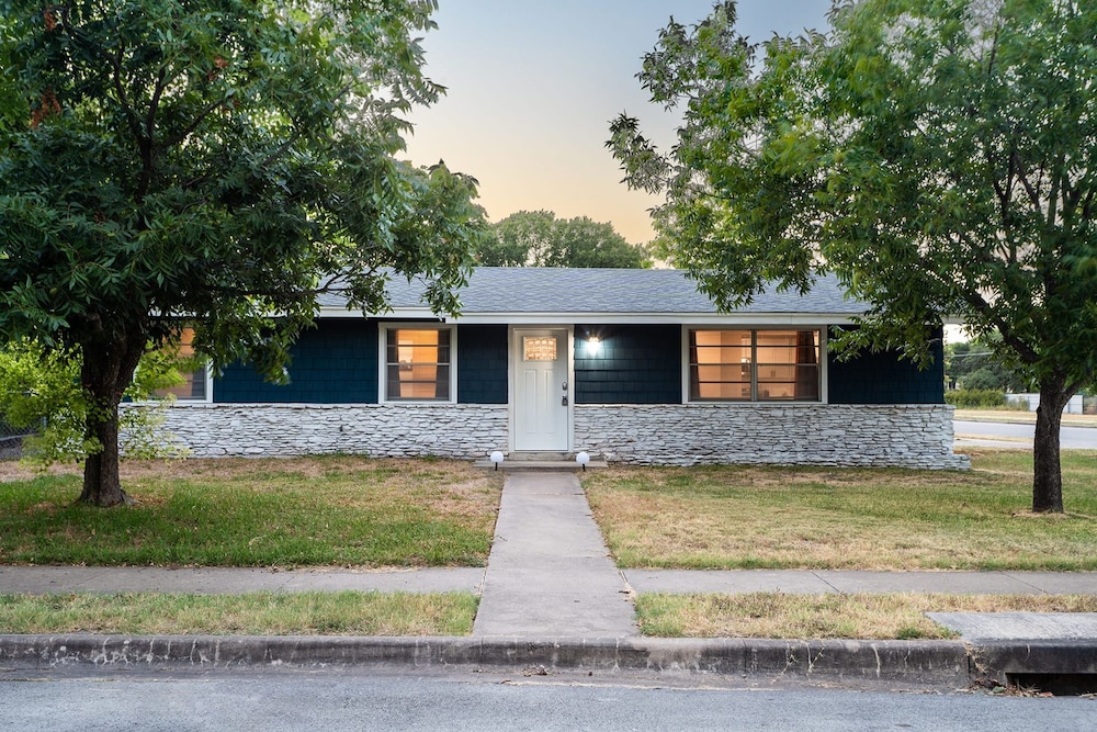 Upstay - Bungalow w Games Golf Fire and Patio