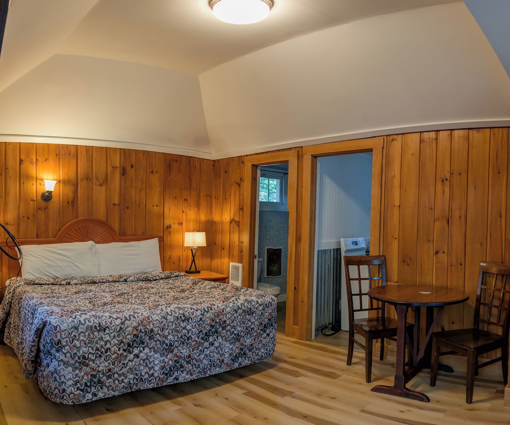 Hinckleys Dreamwood Cottages