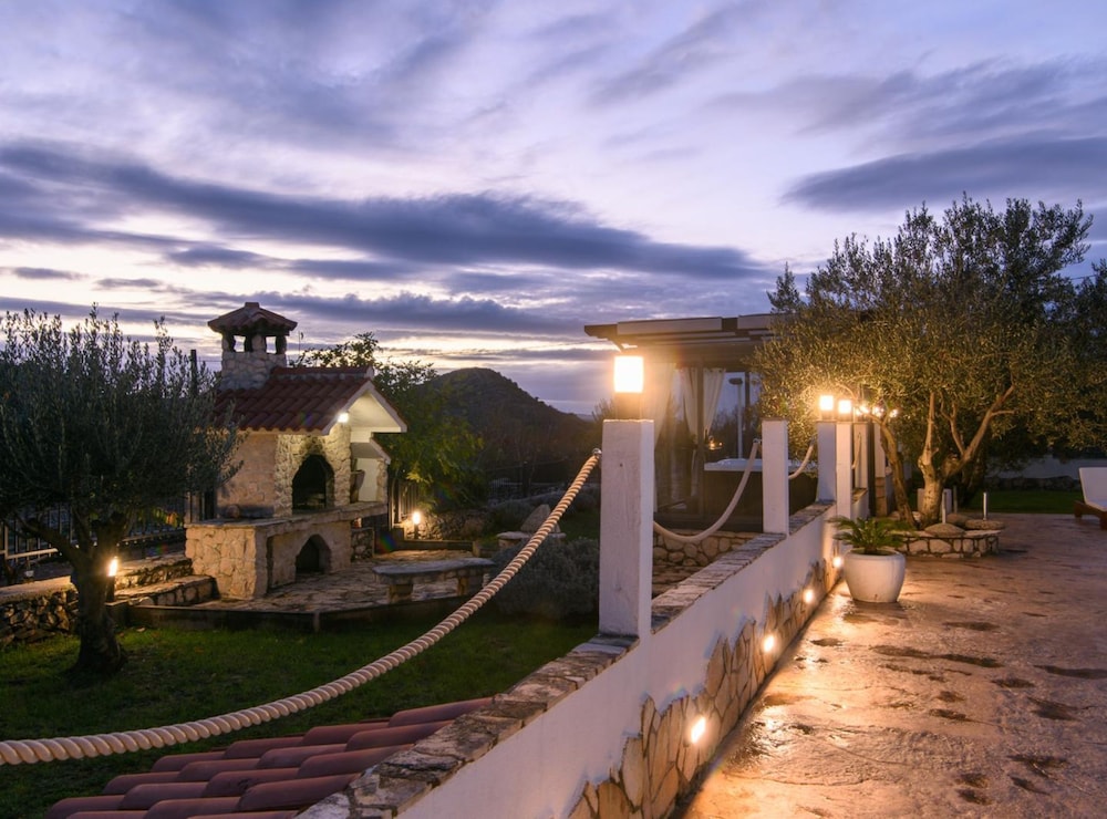 Vila Nira Radonić