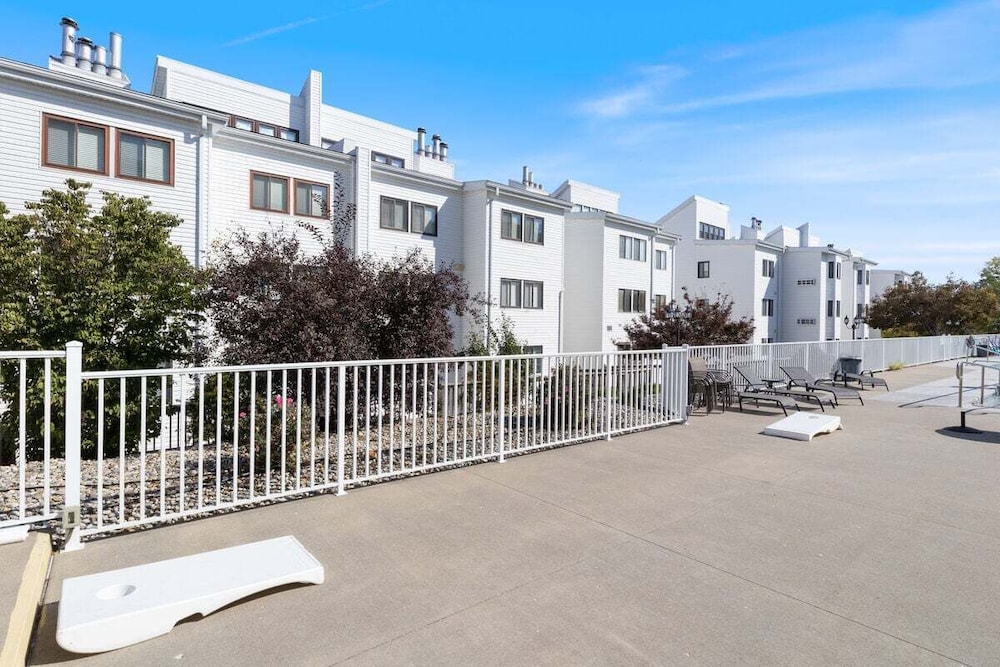Pet-friendly Condo at Mm-19 w/ Boat Slip & Lake Views
