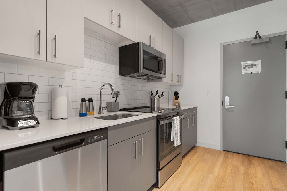 4BR Group Retreat Near Lincoln Park