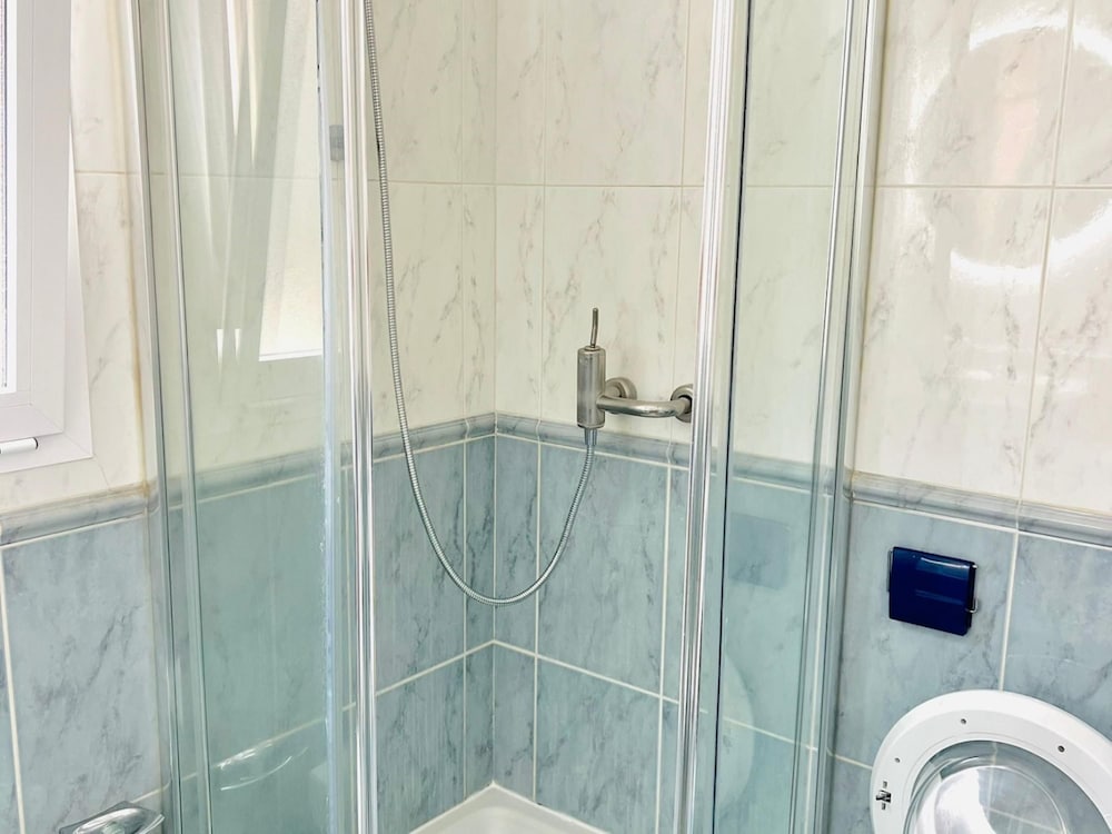 Modern Trendy 1BR Ground Floor Apartment