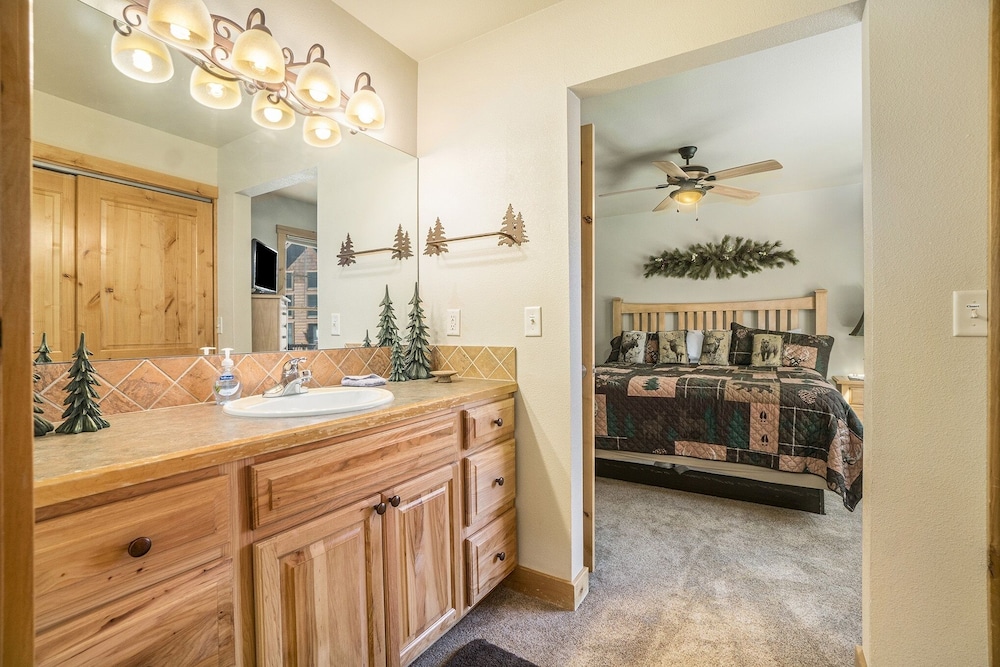 Solitude Bobcat 7 - Estes Park 2 Bedroom Condo by RedAwning - Property Image 4