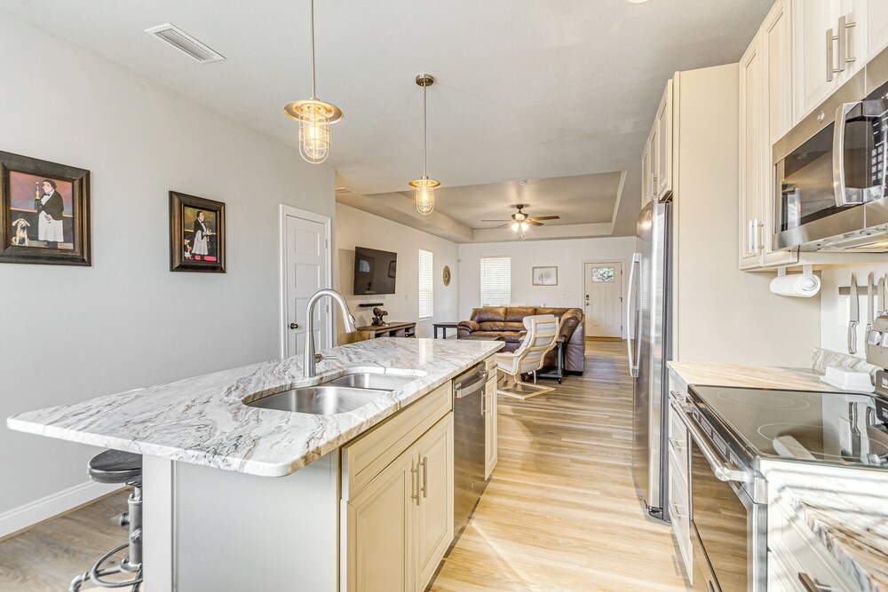 6 Mi to Navarre Beach: Spacious Family Retreat!