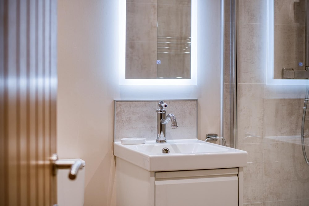 Waterfront 1 - 1 Bedroom Apartment - Wisemans Bridge