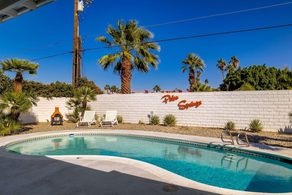 Retro Desert Retreat - Ideal Palm Springs