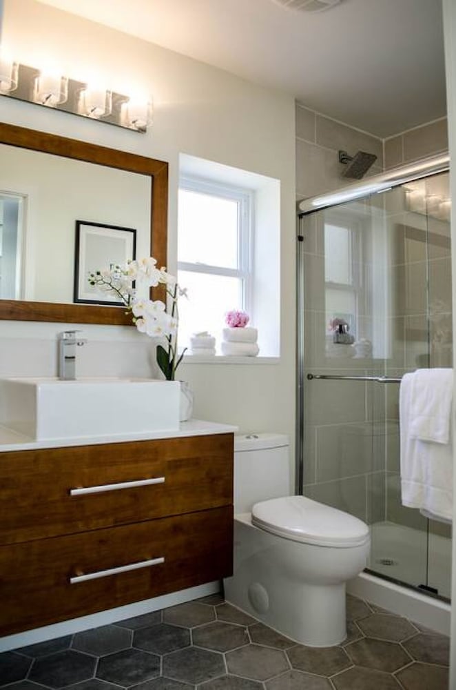 442 Furnished 2 Bdrm Coach House