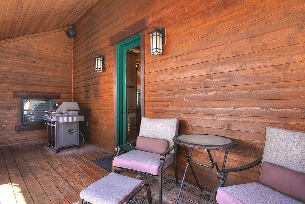 Mountain Majesty Manor 5 Bedroom Home by RedAwning