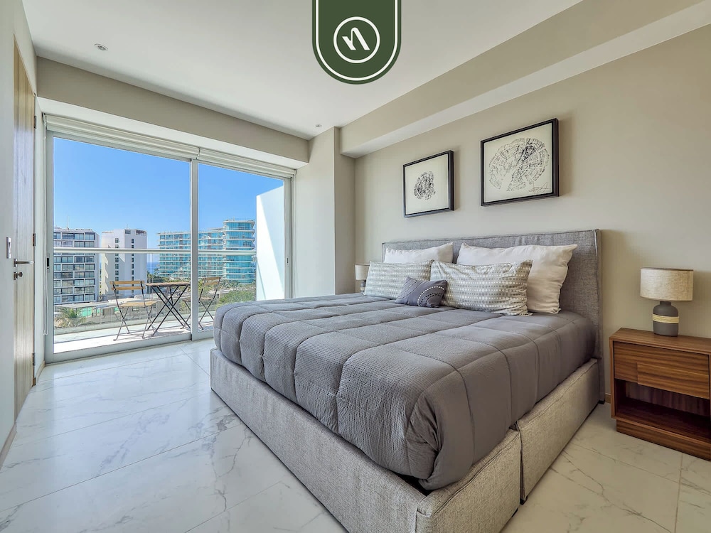 Luxury 3 BR Condo - Beach Access 1 Block Away