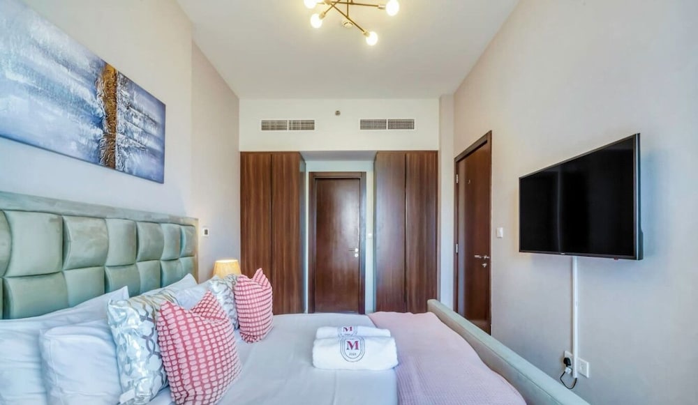 Waterfront 2BR w Canal View Near Burj Khalifa