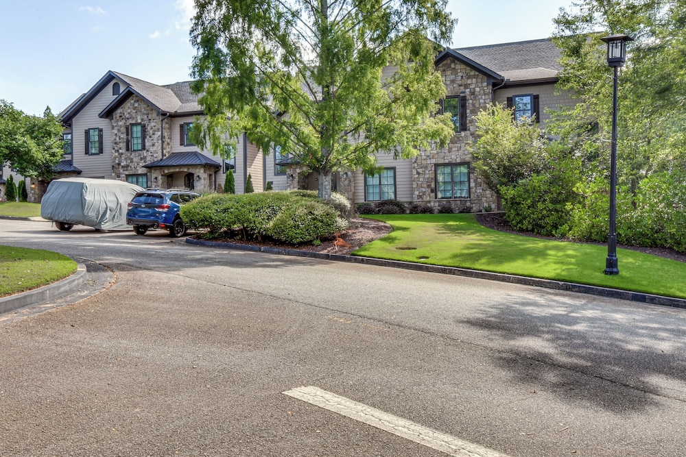Community Perks: Mountain-view Condo in Toccoa!