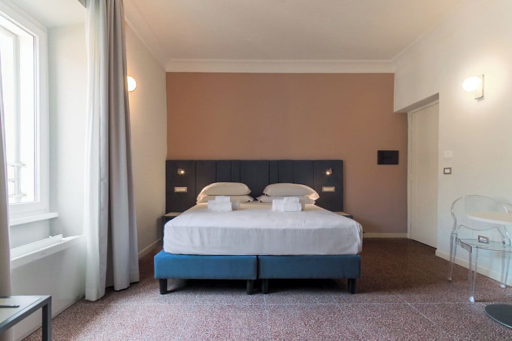 Velia Relais