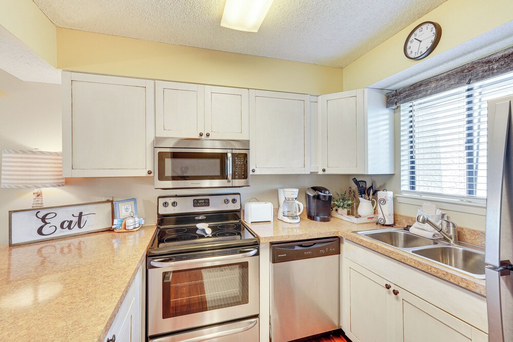 Breezy PCB Retreat w/ Balcony - Walk to Beach!