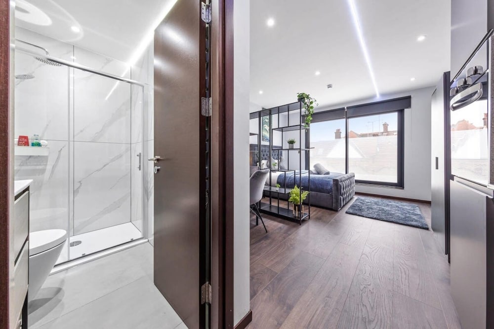 Serviced Modern Luxury Flat Near Central London