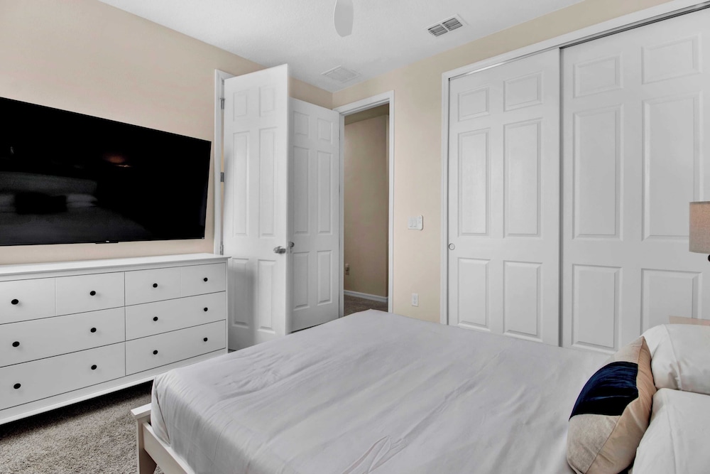 Sleeps 20! 9bdr, Star Wars-themed Game Room, Pool, Hot Tub Nassau by Avantstay