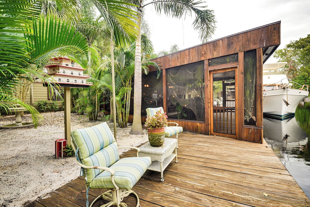 Sandy Shore & Multi-boat Dock! St Johns River Home
