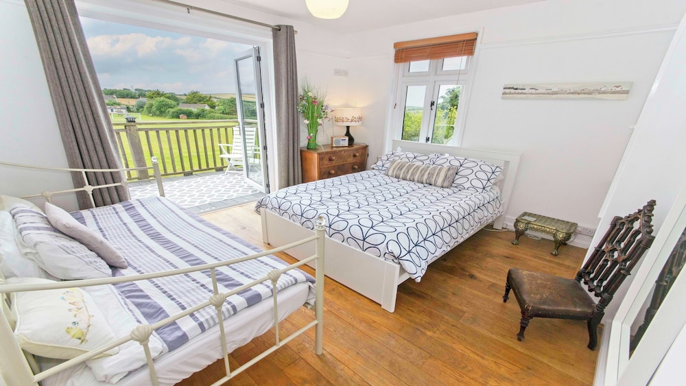 Bag-end House 7 Bedrooms, Sleeps 14, Hot Tub view 5