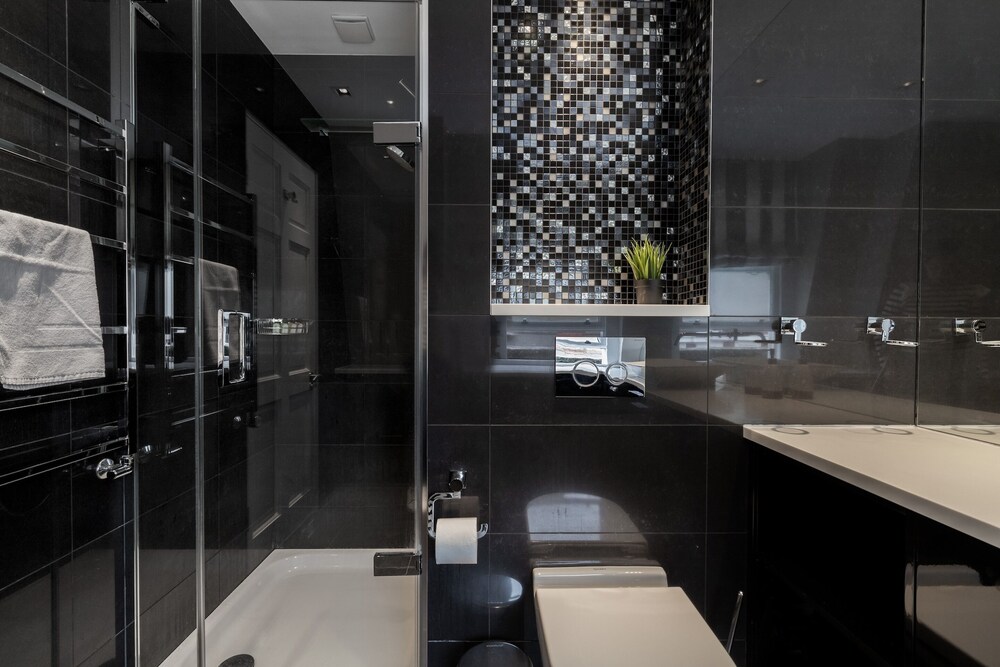 Stylish 2BR 2BA by the Heart of Soho