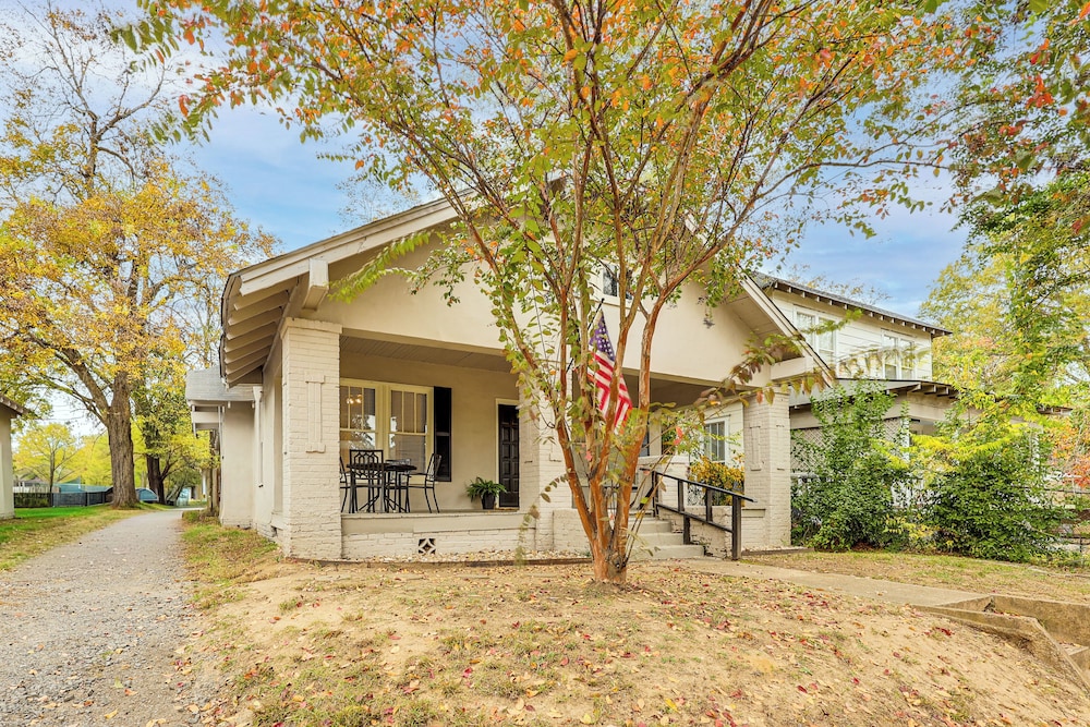 < 1 Mi to Historic Dtwn Texarkana: Charming Home!