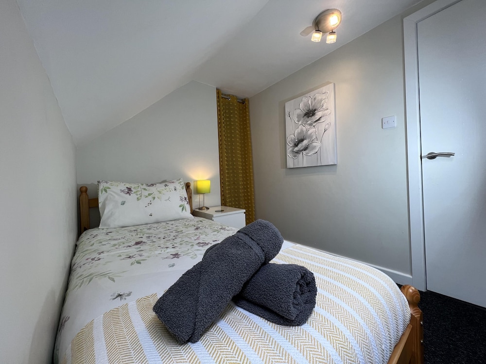 Detached 3 Bed Cottage, Mountain Views- Pets, Wifi view 4