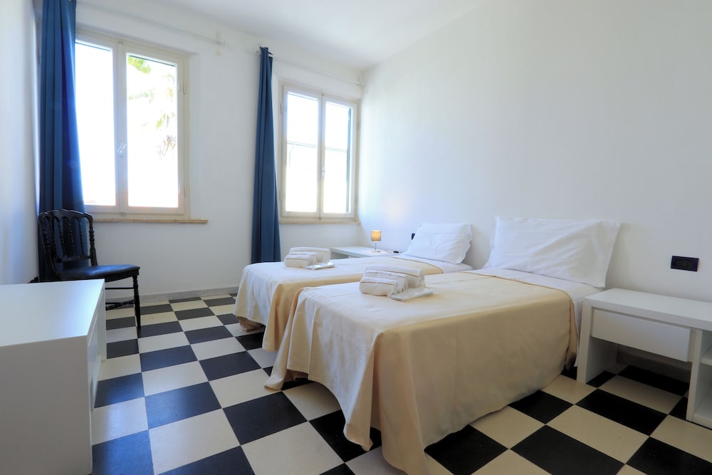 Bed and Parking Cecina Rooms view 5