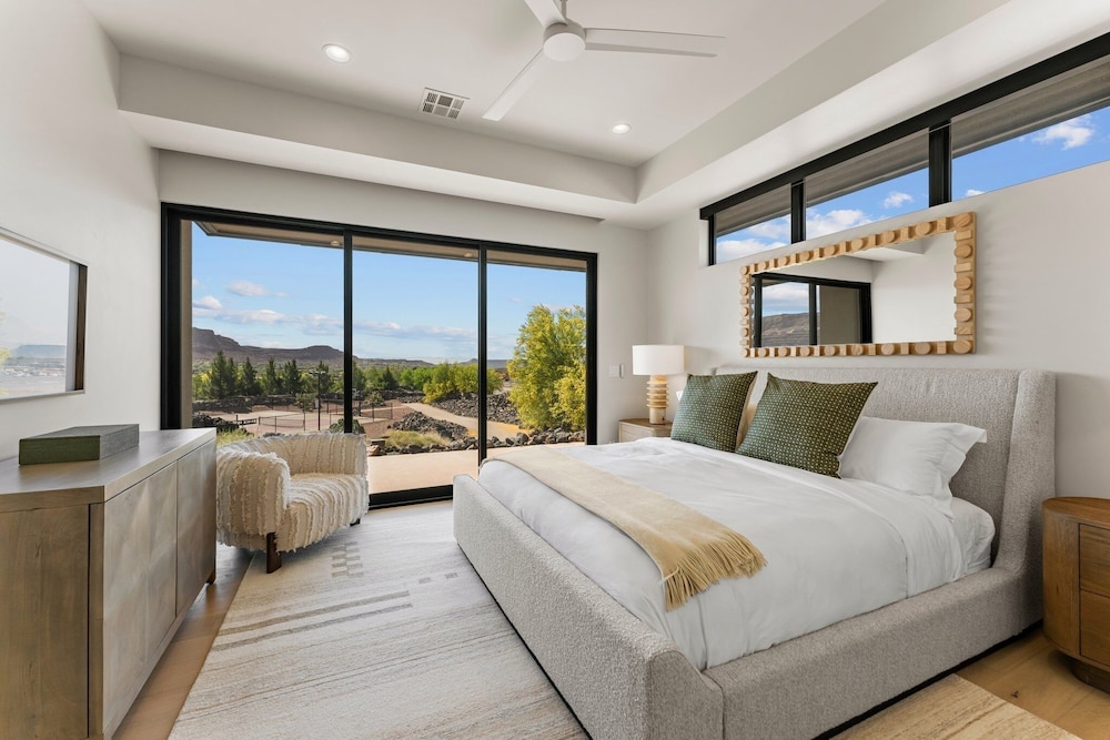 Black Desert Retreat 4 Bedroom Home