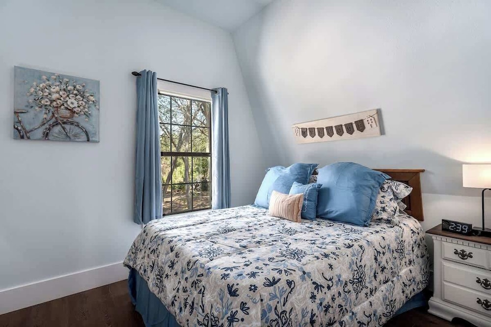 Terracotta Retreat/ Sleeps 30!