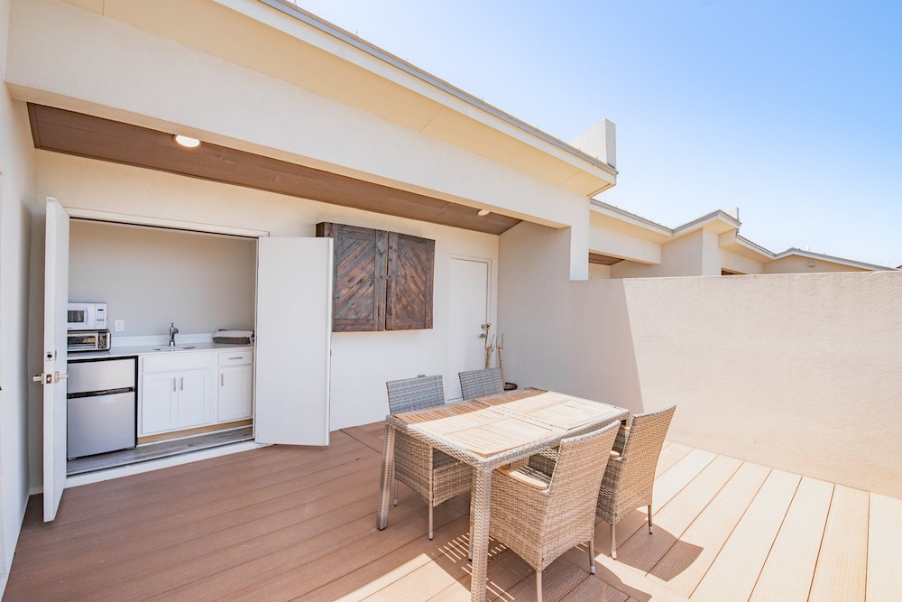Waterfront Condo With Rooftop + Pool + Boat Slips