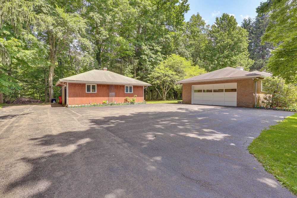 Pet-friendly Grove City Home w/ Lake on 19 Acres!