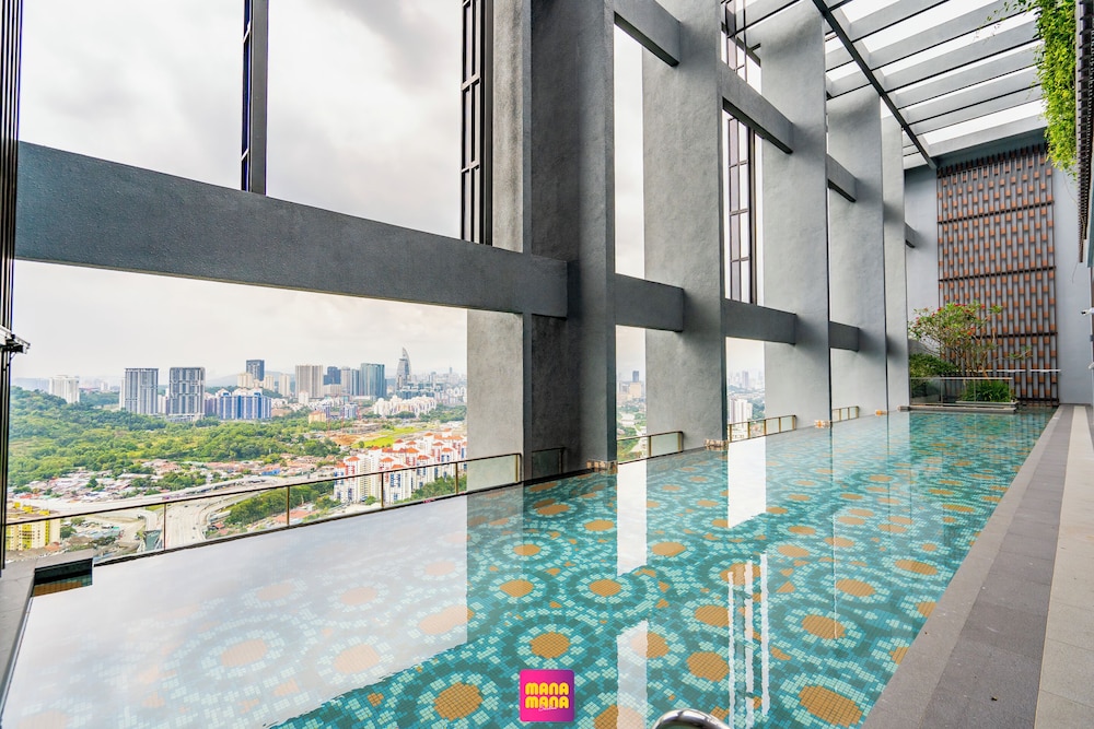 Millerz Square Sky Pool & Ham