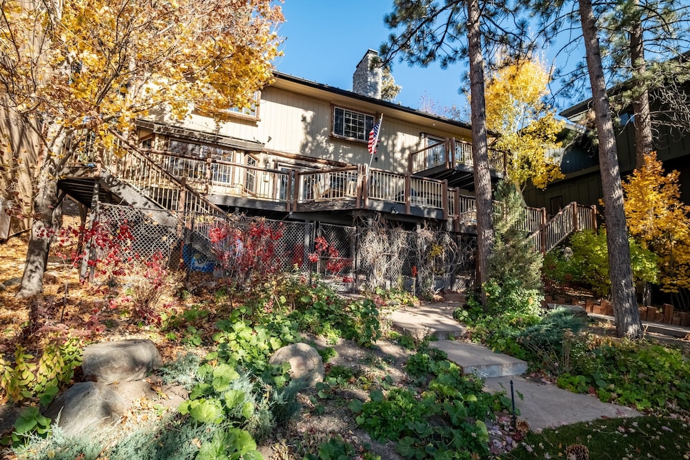 Water's Edge Estate by Avantstay Large Lakefront Cabin w/ Dock and Hot Tub view 3