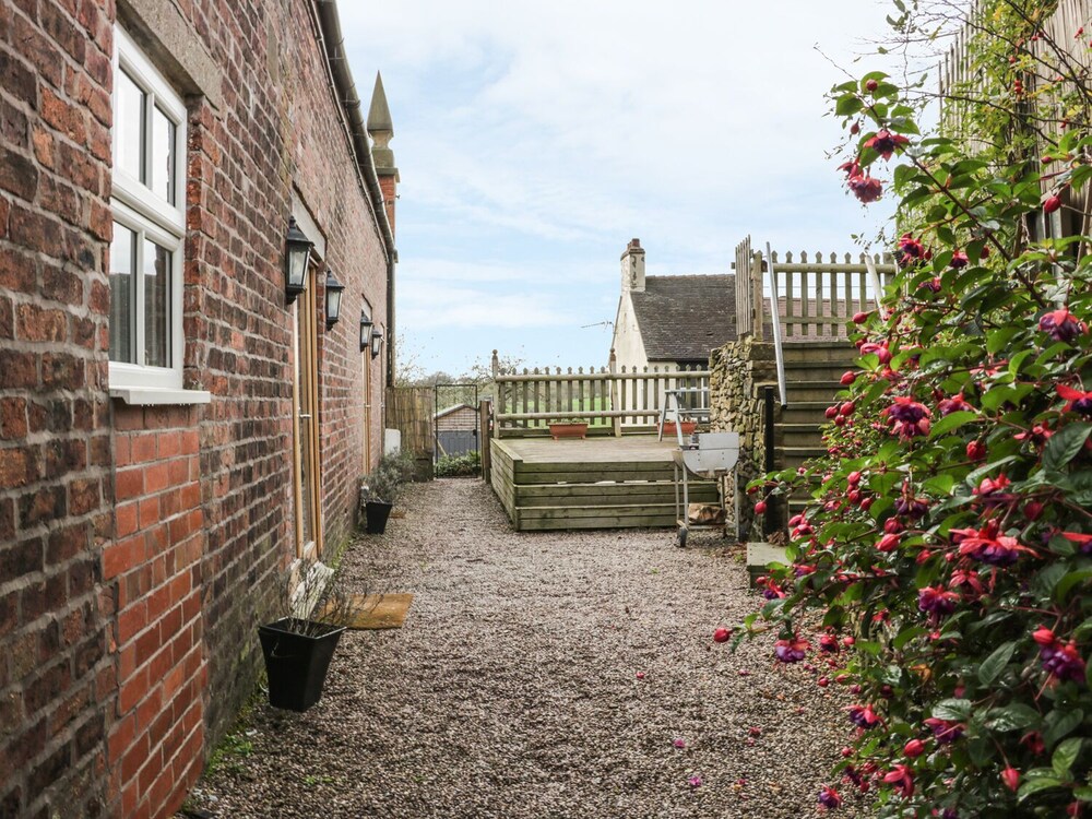 Stoke-on-trent Vacations - The Old Temperance Hall - Property Image 4