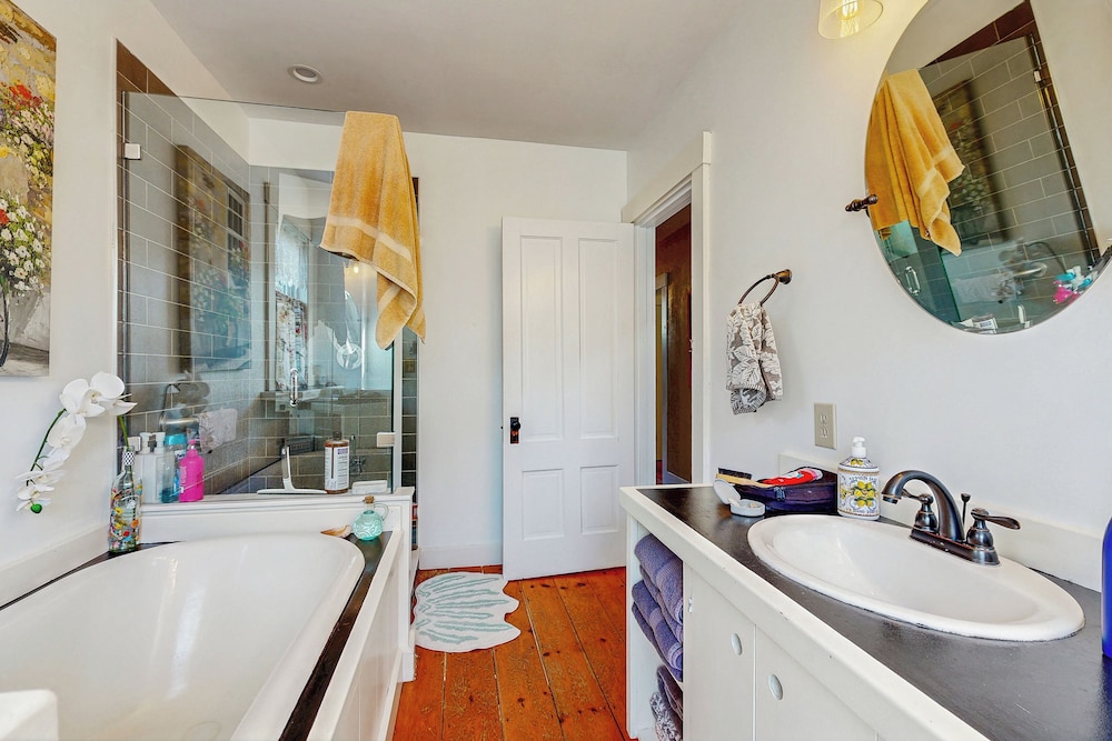 4BR House w/ Kitchen, Jetted Tub, Wifi + gas Grill