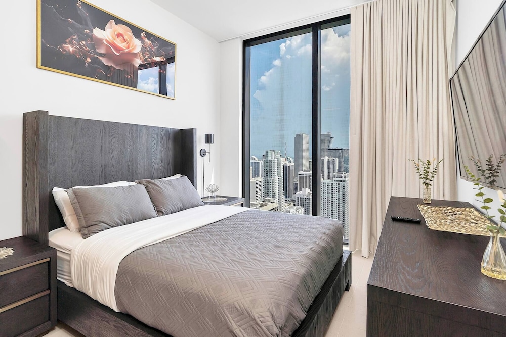 3BR Penthouse Direct, Stunning Water Views