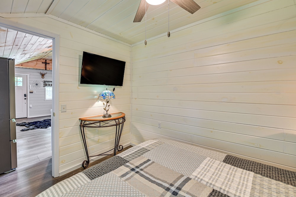 14 Mi to Kentucky Horse Park: Creekside Cabin
