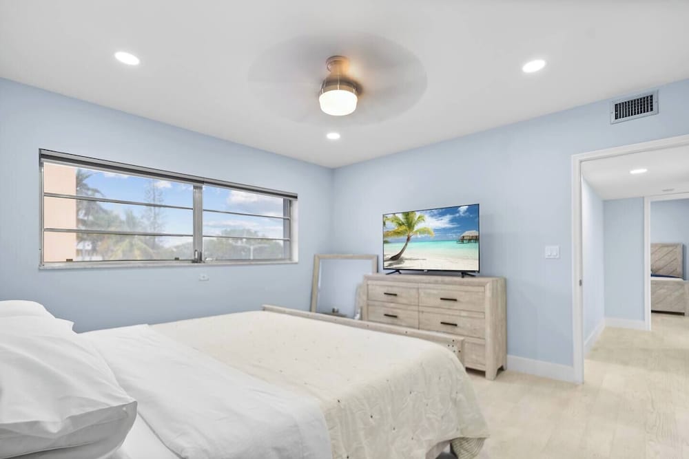 Las Olas & Beachside getaway with pool