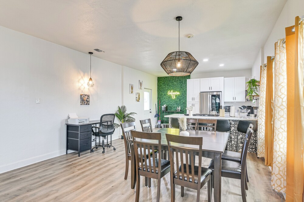 < 1 Mi to Beaches: Galveston Retreat w/ Patio!