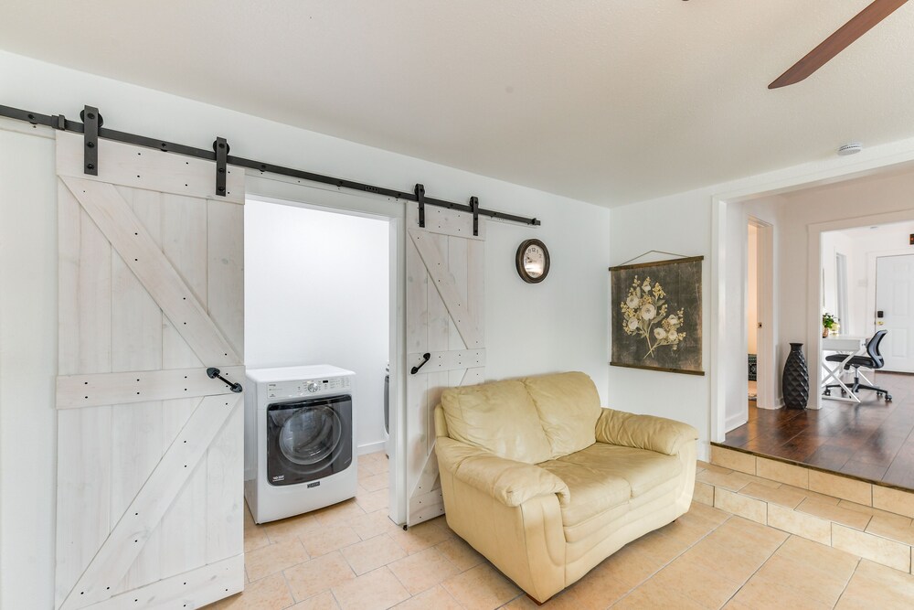 1 Mi to Dtwn Waco! Lovely Home w/ Fire Pit Table