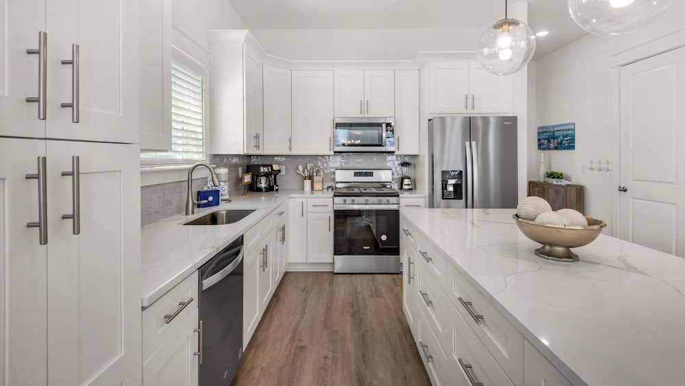 Sleep up to 28 - 2 Homes Side by Side - Close to Beach & Community Pool!